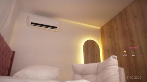 Veronica online show from October 17, 1:36 pm