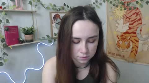 veryveryvery_shy online show from April 13, 5:31 am