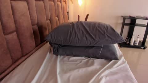 Victoria  online show from February 19, 12:00 pm