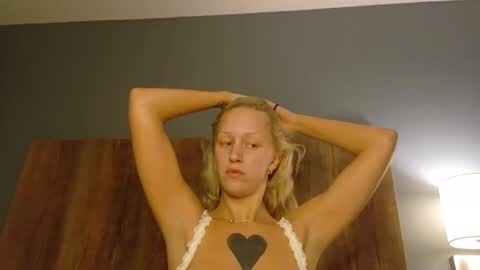 violet_winter97 online show from March 31, 2:00 am