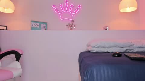 Violeth Hill online show from March 3, 8:50 pm