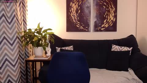 Vivian online show from October 4, 5:50 pm