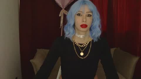 White Queen online show from February 5, 8:11 am