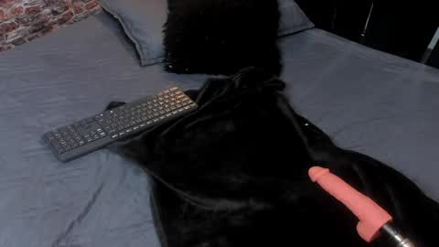 wild_firee_ online show from June 19, 12:08 pm