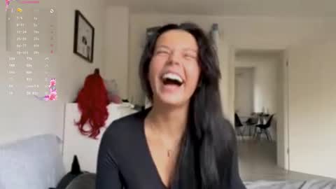 Mia online show from October 29, 10:08 am