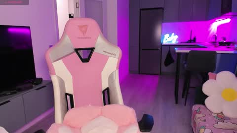 Emi online show from October 18, 5:04 pm