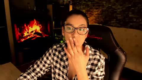 Lara online show from March 8, 9:40 pm