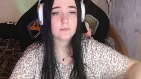 your_8a8y online show from November 25, 9:44 am