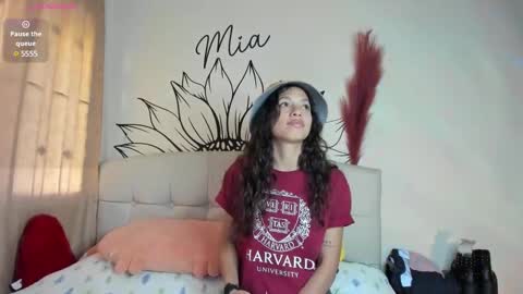 mia3 online show from February 1, 9:29 pm