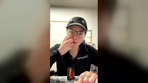 yourfavoriteshorty online show from February 24, 4:33 am