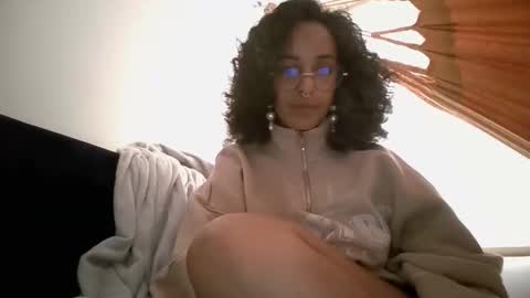 elizabeth  ju   online show from December 6, 9:45 pm