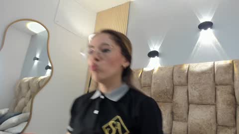 yulievans online show from February 7, 9:04 pm