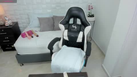 Y U L I T Z A online show from October 21, 1:37 pm