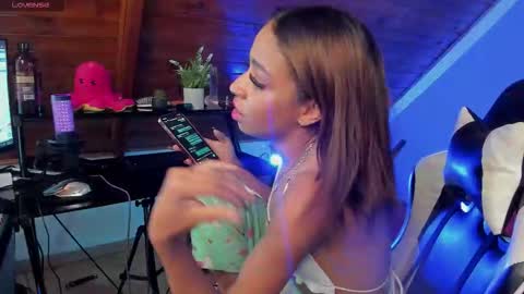 yumi_hanna online show from December 15, 3:56 am