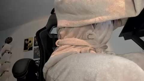 paola online show from October 31, 6:01 pm