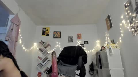 paola online show from December 10, 8:05 pm