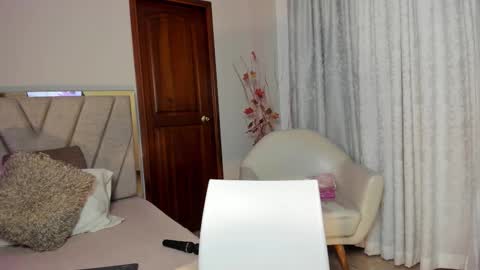 zamira_taylor online show from March 14, 1:39 am