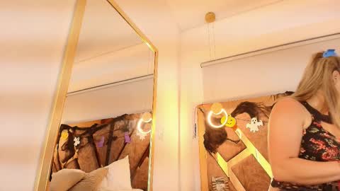 Zarah Andrews online show from October 6, 11:49 am