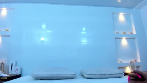 Zenda Evans online show from December 18, 3:55 am