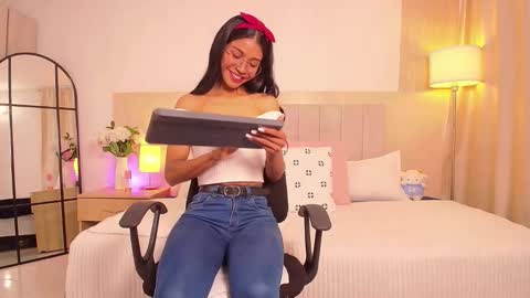 Mia online show from October 3, 8:25 pm