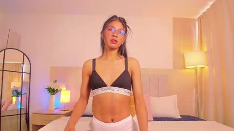 Mia online show from October 9, 7:07 pm