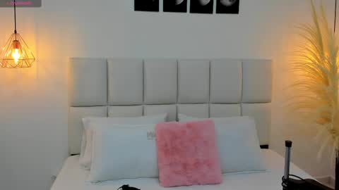 Zoe online show from March 1, 7:04 pm