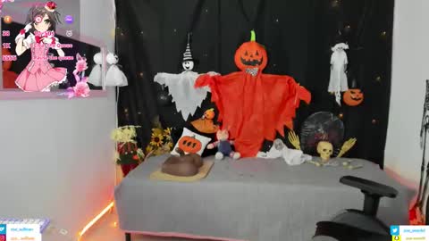 zoe_sullivan_ online show from October 31, 10:30 am