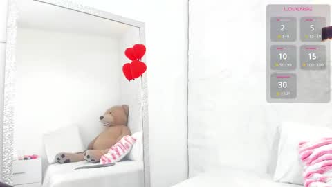 zoeameliie online show from February 20, 5:41 pm