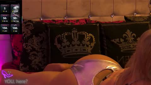 ZoeMesmerize online show from November 11, 7:15 am