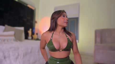 zoevidal_ online show from September 24, 11:53 am