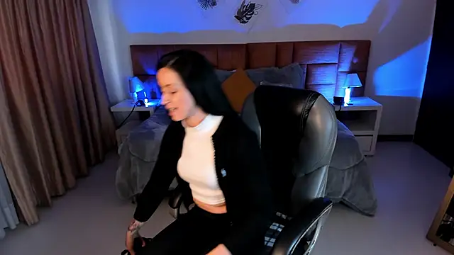 Kristen Garner online show from November 5, 8:25 pm