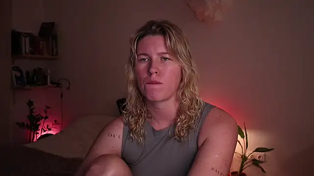 moonamii online show from October 28, 6:35 pm