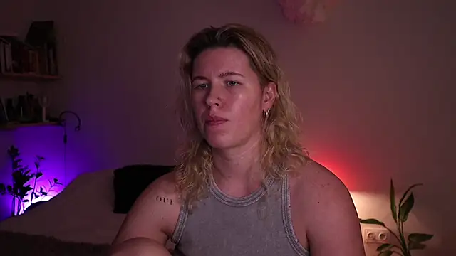 moonamii online show from November 11, 5:21 pm