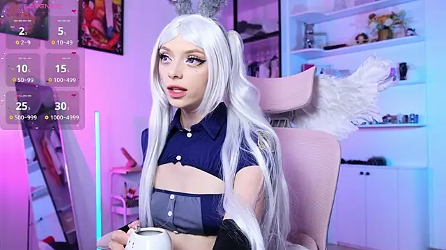 HolliWould  online show from August 4, 11:00 pm