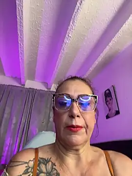 lonely shewolf online show from April 10, 5:30 pm