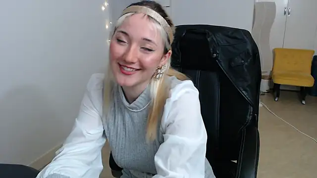 Crystal-dreamt online show from October 15, 8:28 am