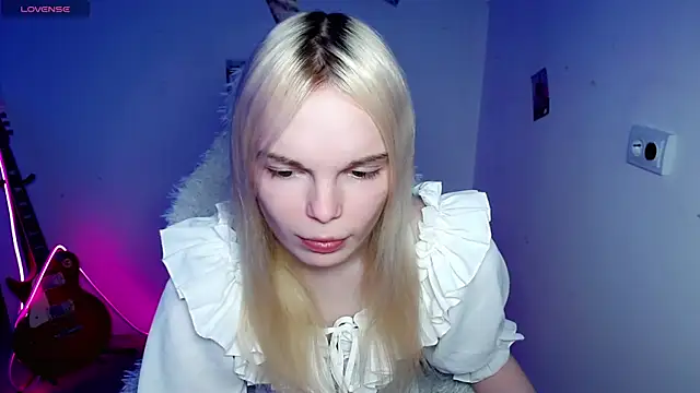 Emily Nyaffee online show from December 15, 10:37 pm