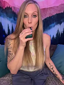 ItsDanniG online show from March 12, 10:01 pm