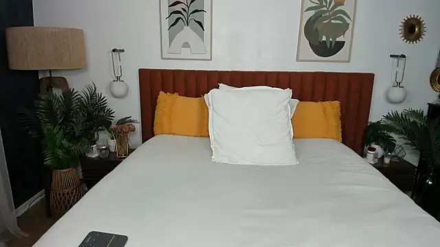 ShanialaFrancaise online show from October 4, 11:05 am