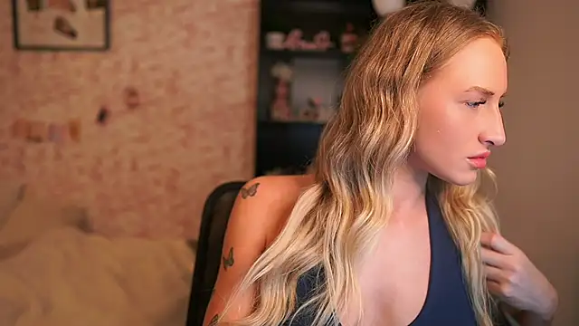 Nicolette  Shea  online show from November 14, 8:47 am