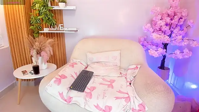 MrsFoucher online show from July 28, 11:15 pm