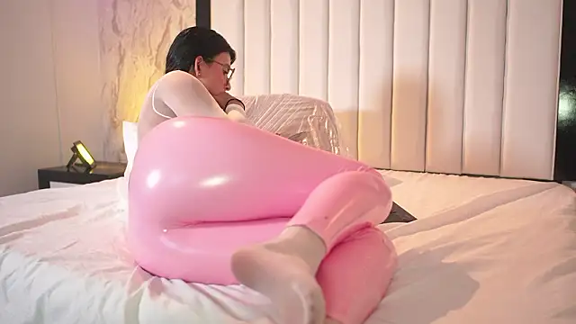 mia colin1  online show from January 31, 7:56 pm