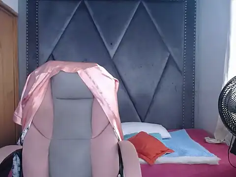 MeganMilF2 online show from March 21, 12:21 pm