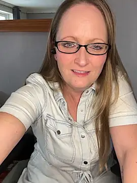 HoneyBluex online show from January 6, 1:15 pm