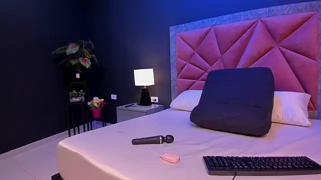 mia milff online show from March 27, 7:14 pm