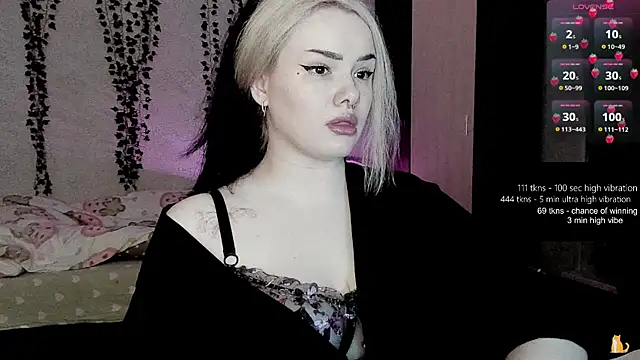 strawberry elfcat online show from April 17, 2:57 am