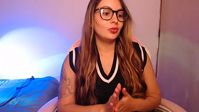 lalawhitte online show from November 6, 9:32 pm