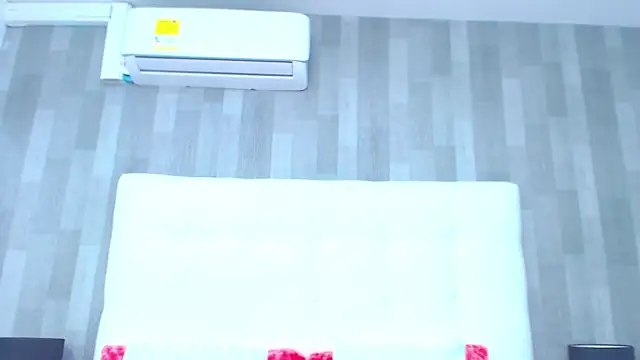 LeahMillerr online show from December 19, 1:25 pm