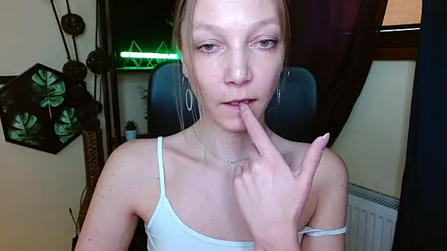 EmillyPlay online show from April 2, 1:41 pm