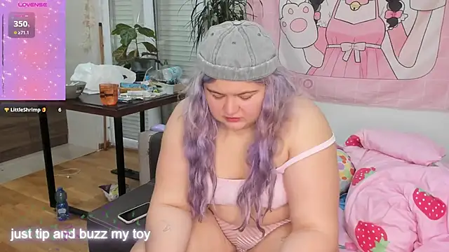 Freakcute  online show from November 8, 6:35 pm